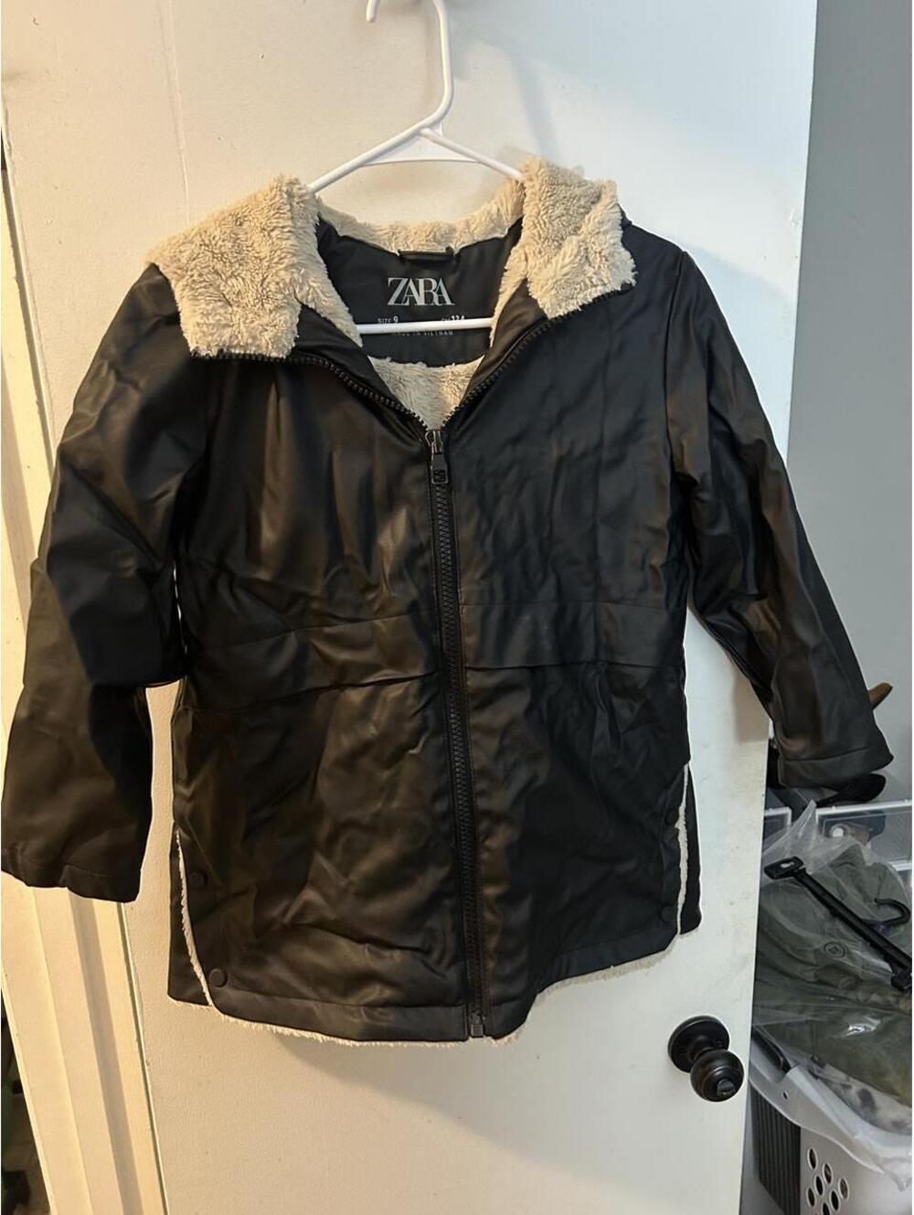 Zara black kid coat with Sherpa lining and zipper pockets, size 9 years